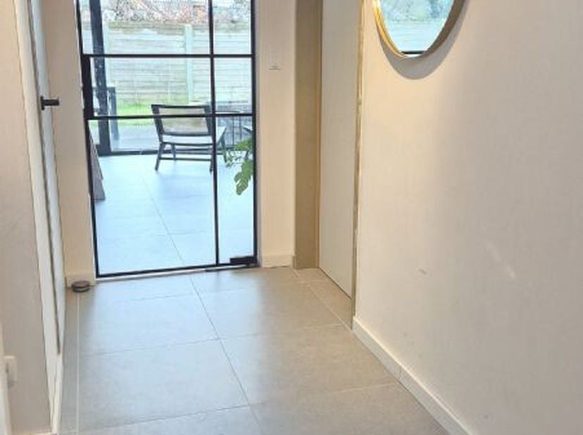 Ruim en moderne villa, gebouwd in 2021, gelegen in een doodlopende, kindvriendelijke en landelijke omgeving te Veurne, omvattende o.a. op het GELIJKVL